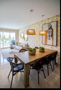 uma sala de estar com uma mesa de madeira e cadeiras em Hard Rock at Cana Rock 1 by Unwind Properties em Punta Cana