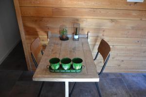 un tavolo in legno con quattro piante verdi di La Jo Welcome Home a Theux