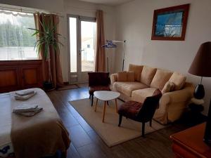 ein Wohnzimmer mit einem Sofa und einem Tisch in der Unterkunft Beau logement proche plage et centre-ville in La Tranche-sur-Mer