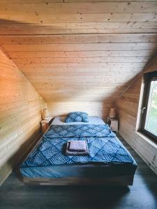 1 dormitorio con 1 cama en el ático en U Progu Lasu 