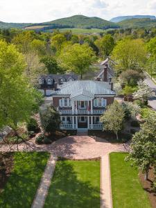 una vista aérea de una casa grande con patio en Stonegate, en Lexington