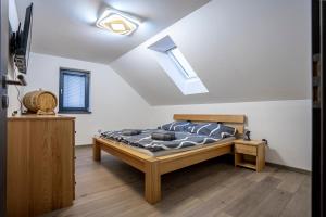 Postel nebo postele na pokoji v ubytování Apartmány v Podzámčí