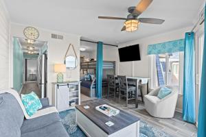 uma sala de estar com um sofá e uma mesa em Turtle Cove Retreat em Atlantic Beach