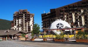 a large apartment complex with a building and a dome at Au Refuge d'Orres in Les Orres