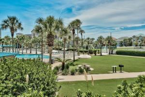 einen Park mit Palmen und einem Pool in der Unterkunft Amalfi Coast A109 in Destin