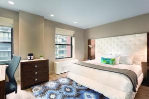 Ein Bett oder Betten in einem Zimmer der Unterkunft The Gallivant Times Square