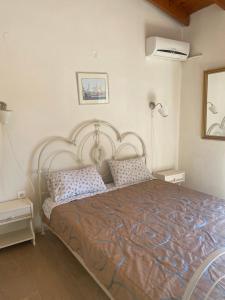 ein Schlafzimmer mit einem großen Bett in einem Zimmer in der Unterkunft Charieta n.8 in Áno Korakiána