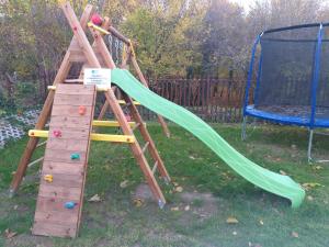 un parque infantil con escalera y tobogán en Penzion Bruder, en Mojmírovce