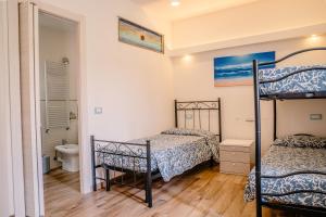 1 Schlafzimmer mit 2 Etagenbetten und einem Badezimmer in der Unterkunft House I Gabbiani in Levanto