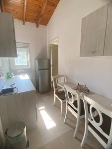a kitchen with a table and chairs in a room at Charieta n.8 in Áno Korakiána