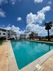 Casa com terraço e piscina Sagres tesisinde veya buraya yakın yüzme havuzu