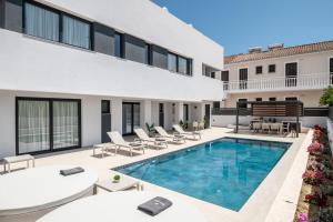una vista esterna di un edificio con piscina di SAVVAS & MARIA PALACE a Laganas