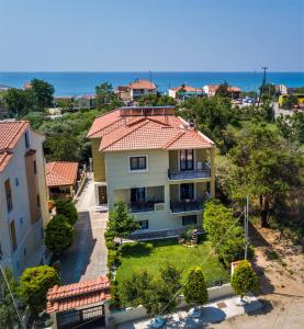 een luchtzicht op een huis en de oceaan bij Homelia in Limenaria