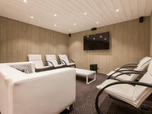 una sala de espera con sillas blancas y TV de pantalla plana en Chalet Avoriaz, 8 pièces, 14 personnes - FR-1-314-101 en Avoriaz
