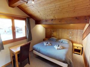 un dormitorio con una cama con dos animales de peluche en Chalet Avoriaz, 8 pièces, 14 personnes - FR-1-314-101 en Avoriaz