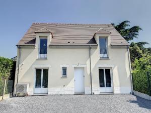 una grande casa bianca con due porte bianche di Suite Rêve - SDB WC Privatif - Entrée autonome - Grande TV NETFLIX a Compiègne