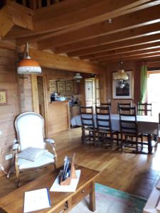 ein Wohnzimmer mit einem Tisch und Stühlen in der Unterkunft Chalet Jura in Doucier