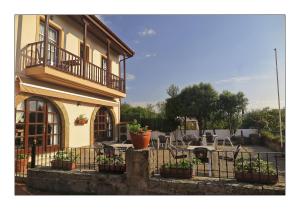 a building with a balcony and a table and chairs at Hotel Rural en Escalante Las Solanas in Escalante