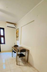 a room with a wooden table and a white wall at Dushi Apartment Near the Beach in Jan Thiel