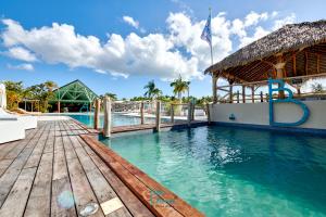 uma piscina no resort com um deque de madeira em Manbana 333 em Folle Anse
