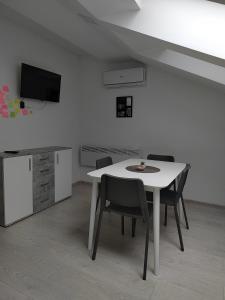 Telewizja i/lub zestaw kina domowego w obiekcie Hill apartman - MAKSIMIR Rebro