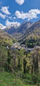 a town in a valley with mountains in the background at Appartement Eaux-Bonnes in Eaux-Bonnes