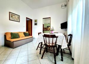 un soggiorno con tavolo e divano di Apartments Zonta 800 m From Beach a Rovigno (Rovinj)