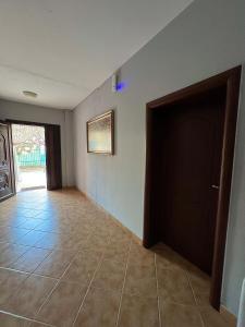 TV a/nebo společenská místnost v ubytování Apartment Kune, Shëngjin 2