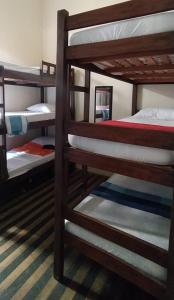 Habitación con 3 literas en un albergue en Hostel Recife Bar quartos climatizados das 22h às 6h, en Recife