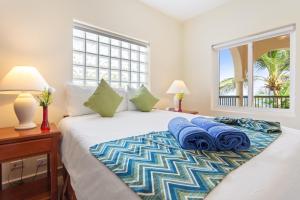 Postel nebo postele na pokoji v ubytování SunBreeze Suites + 37 fotografií