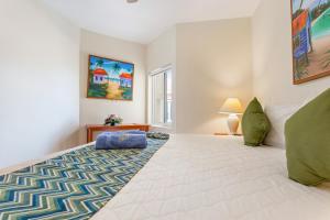 Postel nebo postele na pokoji v ubytování SunBreeze Suites