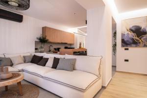 un soggiorno con un divano bianco e un tavolo di SAVVAS & MARIA PALACE a Laganas