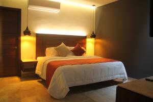 Un dormitorio con una cama grande con luces. en Hotel veinti 3 Tapachula en Raymundo Enríquez