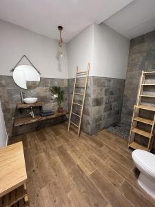 Un baño con inodoro, lavabo y espejo. en Villa Almagre, en Gáldar