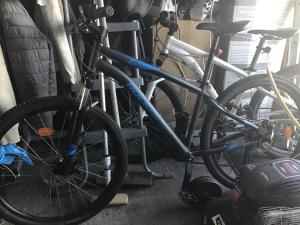 a group of bikes parked in a garage at VINTAGE CARAVANE in Les Attaques