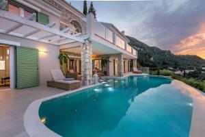 a swimming pool in the backyard of a house at Villa Nirvana in Áyioi Dhéka