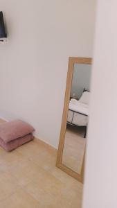 espejo en la esquina de un dormitorio con cama en Aelia Boutique Apartments en Argostoli