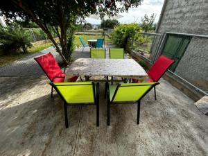 una mesa con sillas coloridas sentadas alrededor en un patio en Helena House Bibinje, en Bibinje