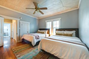 una camera con 2 letti e un ventilatore a soffitto di Rural Texas Vacation Rental with Fireplace a Dripping Springs