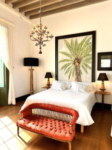 A bed or beds in a room at Hotel Emblemático La Casa de los Naranjos