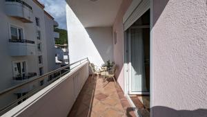 ein Balkon mit Tisch und Stühlen auf einem Gebäude in der Unterkunft Apartment Igalo-Center, 40m2 in Herceg-Novi + 3 Fotos