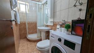 ein Badezimmer mit Toilette, Waschbecken und Waschmaschine in der Unterkunft Apartment Igalo-Center, 40m2 in Herceg-Novi