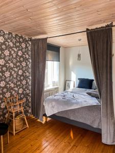Külaliskorter في Padise: غرفة نوم بسرير وسقف خشبي