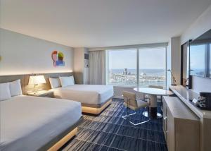 Habitación de hotel con 2 camas y escritorio en MGM Tower at Borgata, en Atlantic City