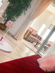 ein Wohnzimmer mit einer Blumenvase auf dem Tisch in der Unterkunft VILLA M&M - sea and beach within 35 steps in Zaboric