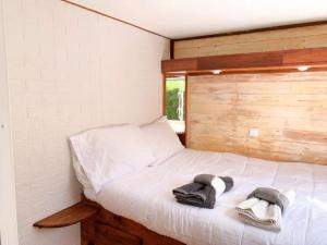 1 dormitorio con 1 cama con 2 toallas en Windy's Guest House - Mobile House, en Aljezur