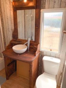 baño con aseo y lavabo y ventana en Windy's Guest House - Mobile House en Aljezur