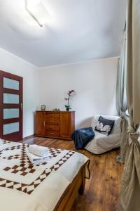sypialnia z 2 łóżkami i komodą w obiekcie Czerwone Wierchy & Spa w Zakopanem