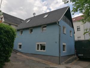 a blue house with a black roof at Zum Pfarrberg in Meerane