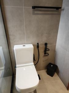 baño con aseo blanco en una habitación en Apartamento completo, en Río de Janeiro